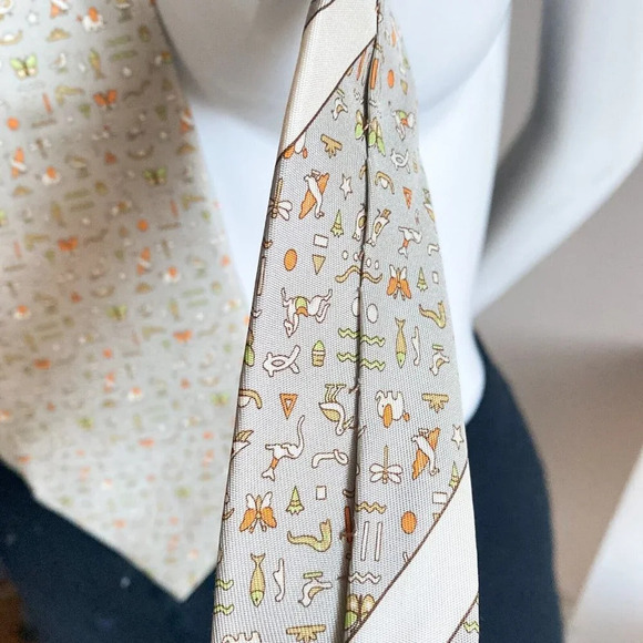 Salvatore Ferragamo Silk Beige  Egyptian Hieroglyphics Men's Necktie - Picture 8 of 9